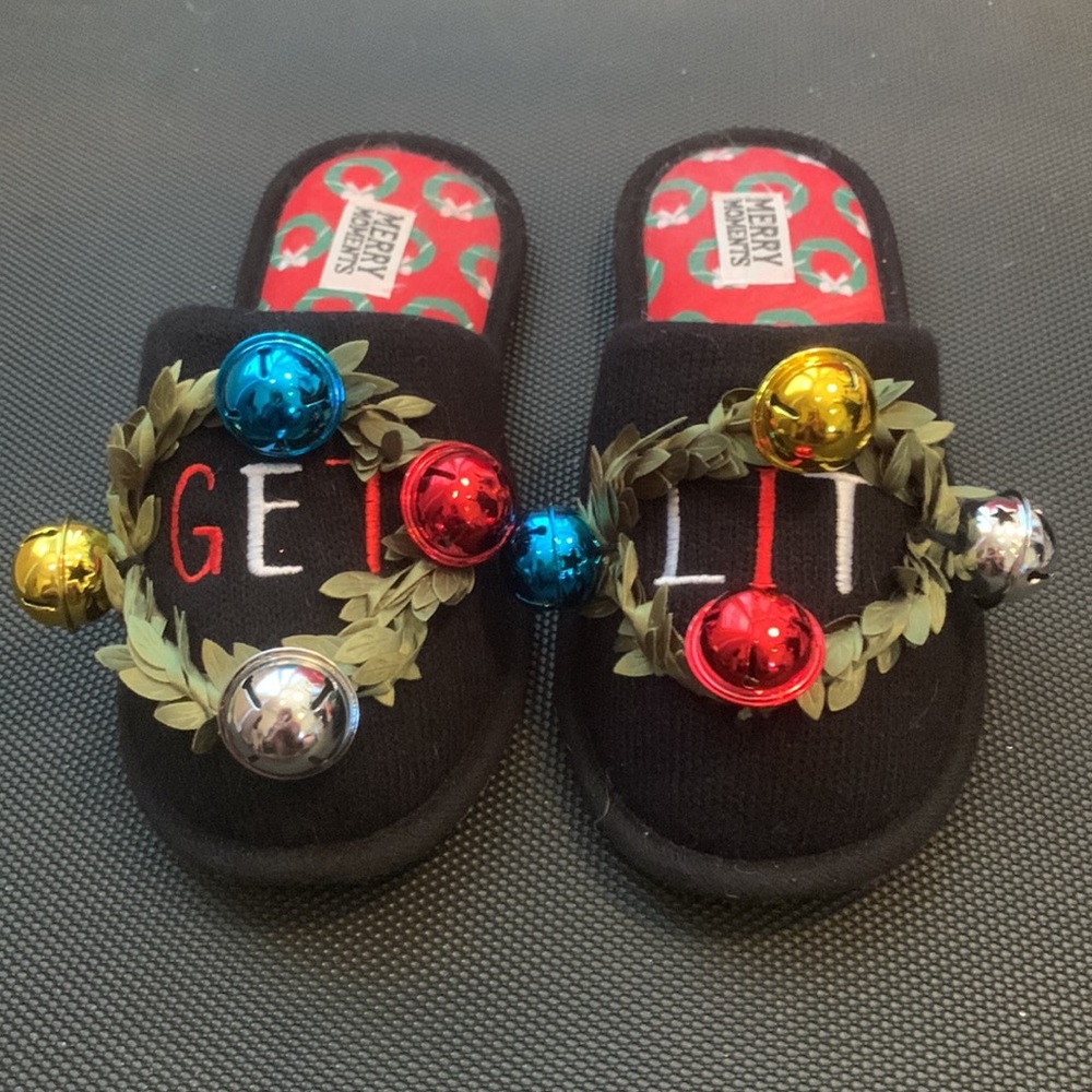 FESTIVE Holiday House Shoes from MERRY MOMENTS. NEVER WORN. Size 7-8 women.